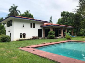 Quinta de 4 habitaciones, Yautepec · Casa en Venta en Oacalco, Yautepec | 1,819 m² de Terreno, Alberca y Jardín