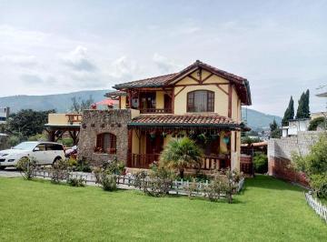 Casa de 4 habitaciones, Quito · (Na) Hermosa Casa Independiente de Venta Estilo Rustico en Tumbaco