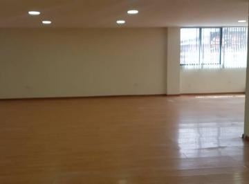 Oficina comercial de 2 habitaciones, Quito · Av Colón, Arriendo Oficina 300 m², Varios Ambientes, Excelente Ubicación.