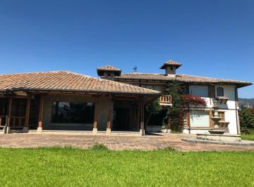 Casa de 4 habitaciones, Quito · Vendo Casa en Cumbaya