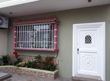 Casa , Guayaquil · Casa en Venta en Guayacanes, 2 Plantas con Terraza y Suite, Control de Acceso.