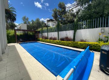 Piscina · Casa con 260 m² Terreno y 3 Recámaras Cada Una con Baño en Venta en Cumbayá