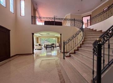 Casa de 5 habitaciones, Quito · Vendo Casa Elegante, de Lujourbanización Exclusiva Cumbaya, Alta Seguridad, Vistas Cancha