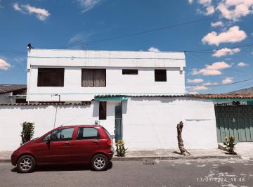 Casa de 3 habitaciones, Quito · Vendo Casa Rentera de 470 m con 5 Departamentos en Ponceano Quito