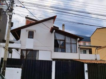 Casa de 5 habitaciones, Quito · Vendo Casa Rentera 308 m con 2 Casas de 205 m y 140 m