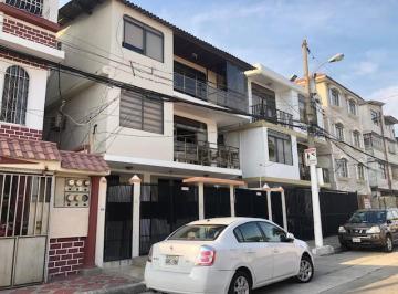Casa de 10 habitaciones, Guayaquil · Vendo Casa Rentera en Kennedy - Guayaquil