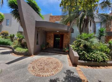 Casa · 358m² · 4 Habitaciones · 3 Estacionamientos · Venta Casa de Lujo en Cumbayá Sector Lumbisíurbanización Santa Elena de Oportunidad $350.000