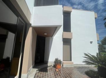 Casa de 4 habitaciones, Quito · Linda Casa en Miravalle (Oportunidad)