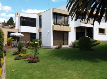 Casa de 4 habitaciones, Quito · Linda Casa en Miravalle (Oportunidad)