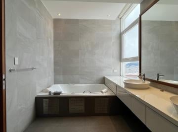 Baño máster y jacuzzi · PH de Lujo, Vista Espectacular de La Ciudad