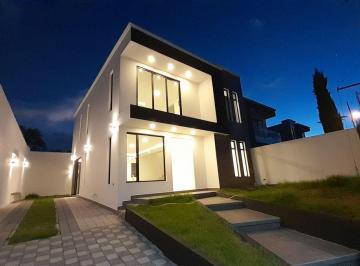 Casa de 4 habitaciones, Quito · Vendo Casa Independiente Dentro de Urbanización Sector El Chaquiñan