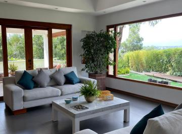 Casa de 3 habitaciones, Quito · Arriendo Casa Moderna Amoblada en Cumbayá
