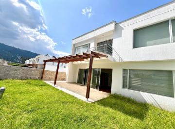 Casa · 286m² · 3 Habitaciones · 2 Estacionamientos · Mv - Cumbaya, Sector San Patricio, Escalon de Lumbisi, en Venta Casa Independiente 3d 286 m²