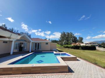 Casa de 3 habitaciones, Quito · Casa de Venta, Los Chillos, Club El Refugio, Piscina. Terreno 3.000 m
