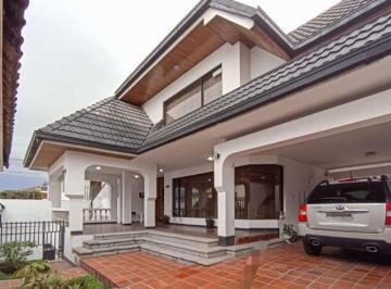 Casa de 4 habitaciones, Quito · Casa con Piscina Cubierta, Sector Norte, Venta