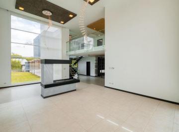 VENTA DE CASA MODERNA EN URBANIZACIÓN EXCLUSIVA RUTA VIVA 

Terreno: 887 m² 
Con · Hermosa Casa de Venta o Renta Urbanizacion Exclusiva Cumbaya