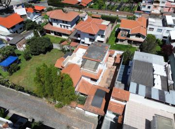 Casa · 244m² · 4 Habitaciones · 1 Estacionamiento · Vivienda 3 Pisos en El Retorno a 100 m de La Uni. Ed. Madre Teresa, Caranqui