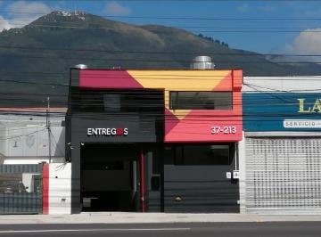 Bodega-Galpón · 1500m² · 4 Estacionamientos · Galpón de Venta. 10 de Agosto Entre Naciones Unidas y Villalengua. Implementado Para Dark Kitchens