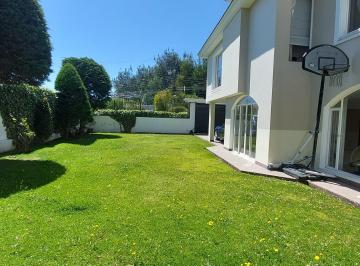 Casa de 4 habitaciones, Quito · Urb. Campo Alegre, Vendo Hermosa Casa 4 Dormt. 600 m² Construc, 720 m² Terre. Excelentes Acabados