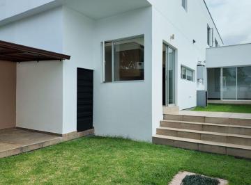 Casa de 3 habitaciones, Quito · En Venta Espectacular Casa con Jardín Dentro de Jardines del Este - Cumbaya
