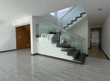 Casa de 3 habitaciones, Quito · En Venta Espectacular Casa con Jardín Dentro de Jardines del Este - Cumbaya