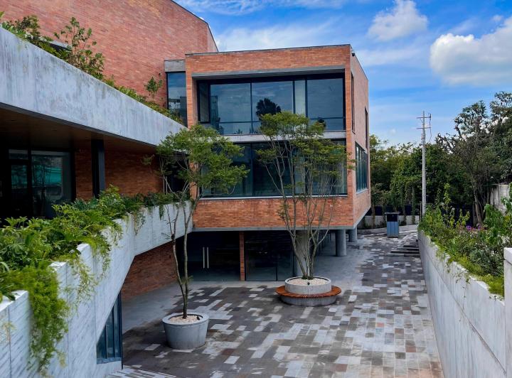 Proyecto vertical , Quito · Living Cumbayá - Diseño, Ciudad y Vida en un Solo Lugar - a 300 m del Parque
