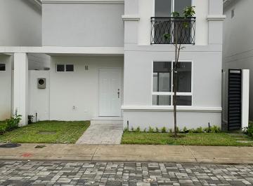 Fachadas Unicas en toda la urbanizacion. · Alquilo Hermosa Casa a Estrenar en Urb. Brisas Casalaguna