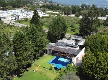 Casa · 302m² · 3 Habitaciones · 4 Estacionamientos · Espectacular Casa de Venta, Una Sola Planta en El Sector La Cerámica. El Más Exclusivo de Tumbaco
