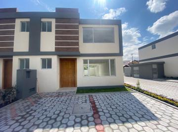 Casa de 3 habitaciones, Quito · Casa con 140 m² y 3 Recámaras en Venta en Los Chillos