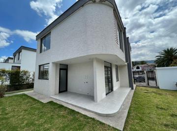 Casa · 153m² · 3 Habitaciones · 2 Estacionamientos · Nueva Casa Valle de Los Chillos No Adosadas La Armenia