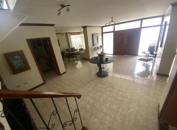 Recibidor/hall entrada · Vendo Hermosa Casa en Los Almendros, Excelente Estado, con Garita - Oportunidad!