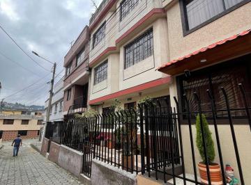 Casa de 4 habitaciones, Quito · Venta Casa en El Sur a Pocas Cuadras de Quicentro Sur, Excelente Ubicación y Plusvalia