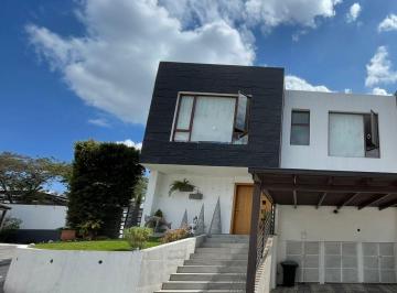 Casa · 200m² · 3 Habitaciones · 2 Estacionamientos · De Venta Casa Esquinera en Hermosa Urbanización en Tumbaco