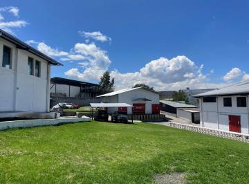 Bodega-Galpón · 1895m² · 3 Habitaciones · 10 Estacionamientos · Vendo Excelentes Galpones Puembo Vía Pifo
