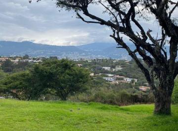 Terreno / Lote · 1m² · Precioso Terreno en Exclusiva Urbanización en Tumbaco 250.000usd!