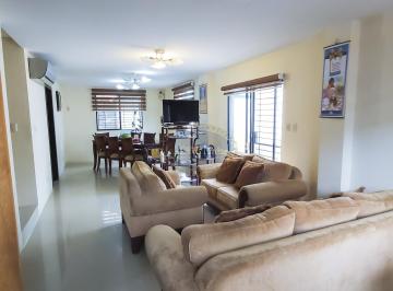 La casa es de 2 pisos y posee 3 dormitorios en planta alta:
El dormitorio máster · Vendo Casa Urbanización Bonaterra, Vía Salitre.