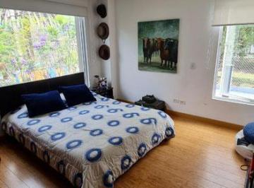 Casa de 3 habitaciones, Quito · Casa de Venta a 2 Cuadras del Colegio Menor Amplia Iluminada con Seguridad de Primera