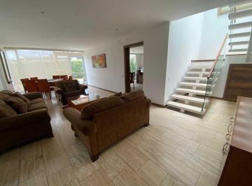 Casa · 492m² · 3 Habitaciones · 4 Estacionamientos · Casas de Venta en Puembo con Suite Independiente