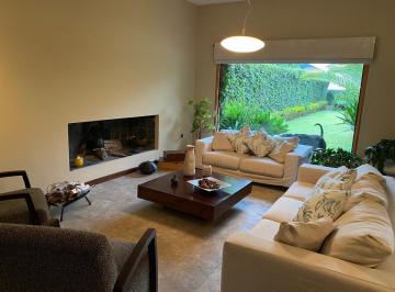 Casa de 3 habitaciones, Quito · Vendo Linda Casa en Miravalle, 3 Dorm., Jardines, Excelente Opción!
