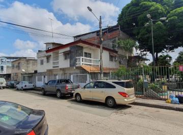 Casa · 195m² · 4 Habitaciones · 1 Estacionamiento · Venta de Casa Esquinera en Huancavilca Sur (Gv)
