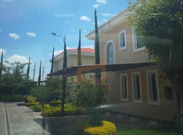 Casa de 3 habitaciones, Quito · Casa de Venta en Puembo, 3 Dorms con Baño, Urbanización Cerrada, 80 m² de Jardín, Cuarto de Servicio.