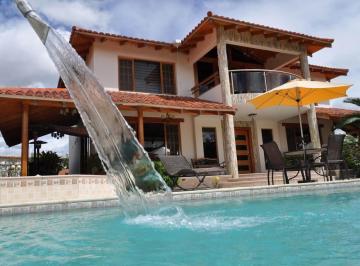 Hacienda-Quinta · 4000m² · 10 Habitaciones · 10 Estacionamientos · Espectacular Quinta Cerca Ibarra, 4000 m², Vive El Lujo en Su Máxima Expresión.