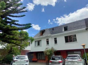 Casa de 4 habitaciones, Quito · Venta Casa de 3 Pisos. 2 Parqueaderos. en Jardines del Inca