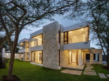 Casa · 291m² · 3 Habitaciones · 2 Estacionamientos · Casa de Venta en Puembo, Vía a Arrayanes