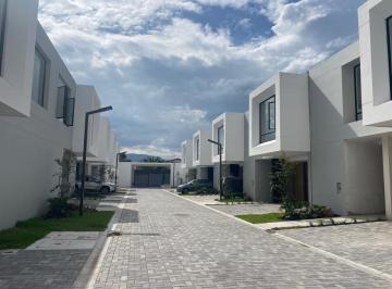 Casa de 3 habitaciones, Quito · Casa de Venta en Tumbaco, 3 Dorms con Baño, Generador Eléctrico.