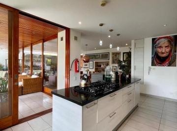 Casa · 320m² · 3 Habitaciones · 2 Estacionamientos · Casa Moderna en Venta Sector La Viña