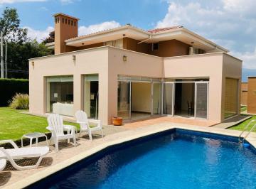 Casa de 4 habitaciones, Quito · Vendo Fabulosa Casa en Cumbaya con Piscina en Urbanización - Precio de Oportunidad