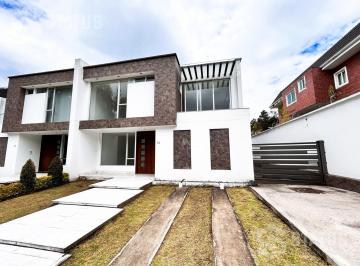 Casa · 272m² · 3 Habitaciones · 5 Estacionamientos · Venta de Casa Cerca Supermercado Santa María de Conocoto