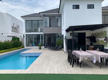 Amplio patio con piscina · Comodidad y Conveniencia!