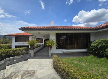Casa de 4 habitaciones, Quito · Venta - Bonita y Amplia Casa en Cumbaya